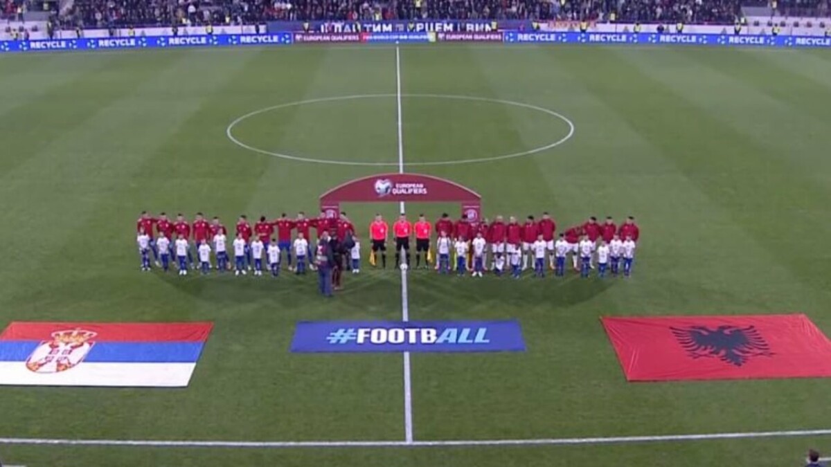 Tensionet marrin fund/ Goditet topi i parë në ndeshjen Shqipëri-Serbi e vlefshme për botërorin