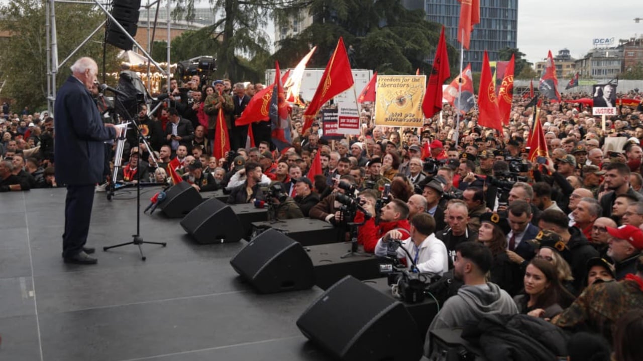 Tirana kuqezi në mbështetje të UÇK-së, ish presidenti Moisiu: Komandantët e UÇK kanë bërë detyrën më të lartë që njeh historia