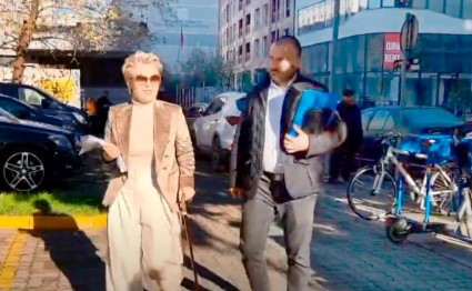 Tjetër incident në gjyqësor, avokati i Monika Kryemadhit dhunon punonjësin e sigurisë në Gjykatën e Vlorës, policia…