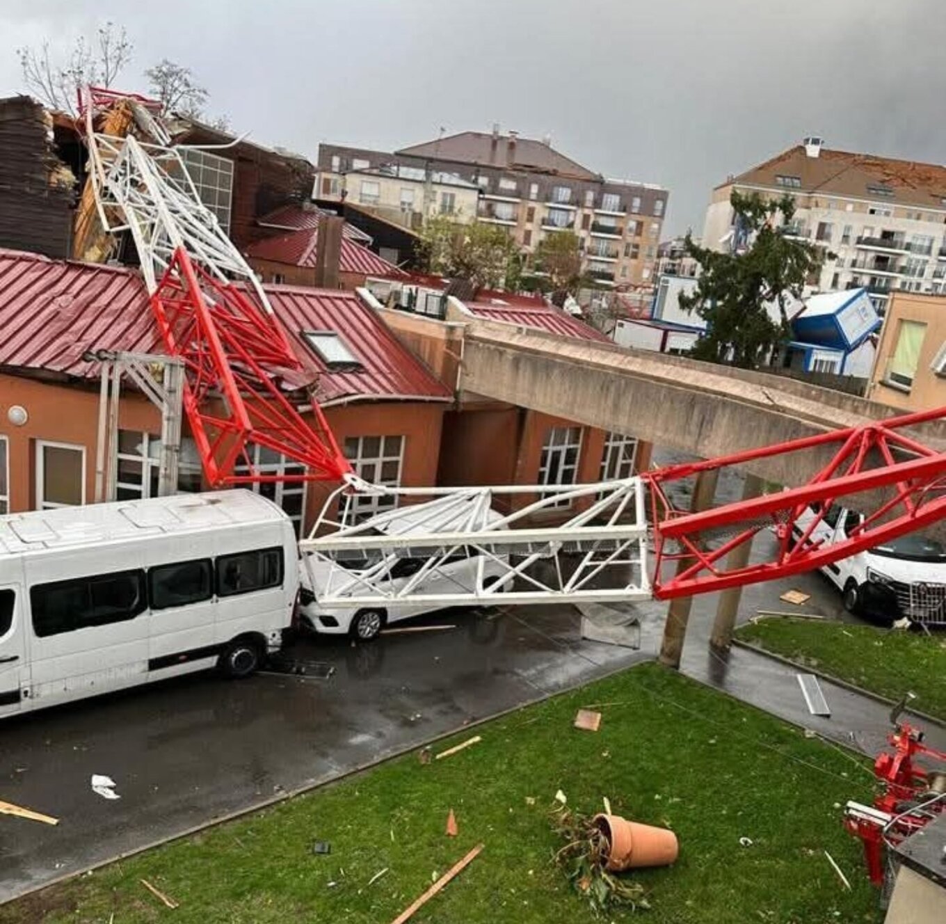 Tornado e fuqishme në veri të Parisit/ Një i vdekur dhe disa të plagosur, rrëzohen vinça dhe shkatërrohen ndërtesa
