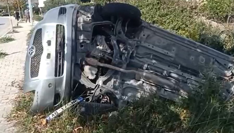 “Toyota” me shpejtësi të lartë del nga rruga, shoferi transportohet me urgjencë në spital