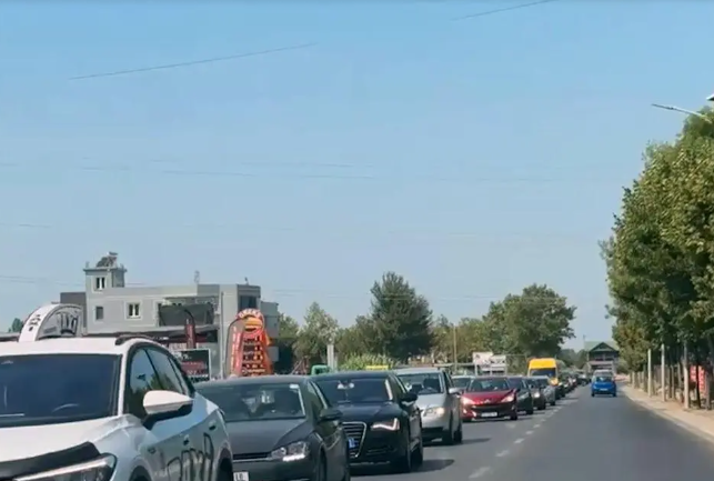 Trafik i rënduar në aksin Lezhë-Milot, makinat në radhë prej disa orësh! Shkak mbyllja e urës