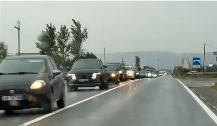 Trafik i rënduar në rrugën Lezhë-Milot, makinat në radhë prej disa orësh
