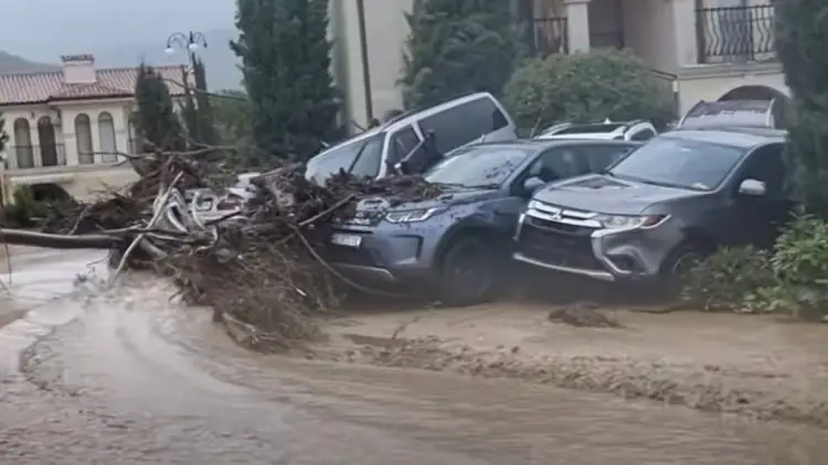 Tragjedi në Bullgari nga përmbytjet, tre viktima në bregdetin e Detit të Zi, rritet alarmi për ndërtimet pa kriter