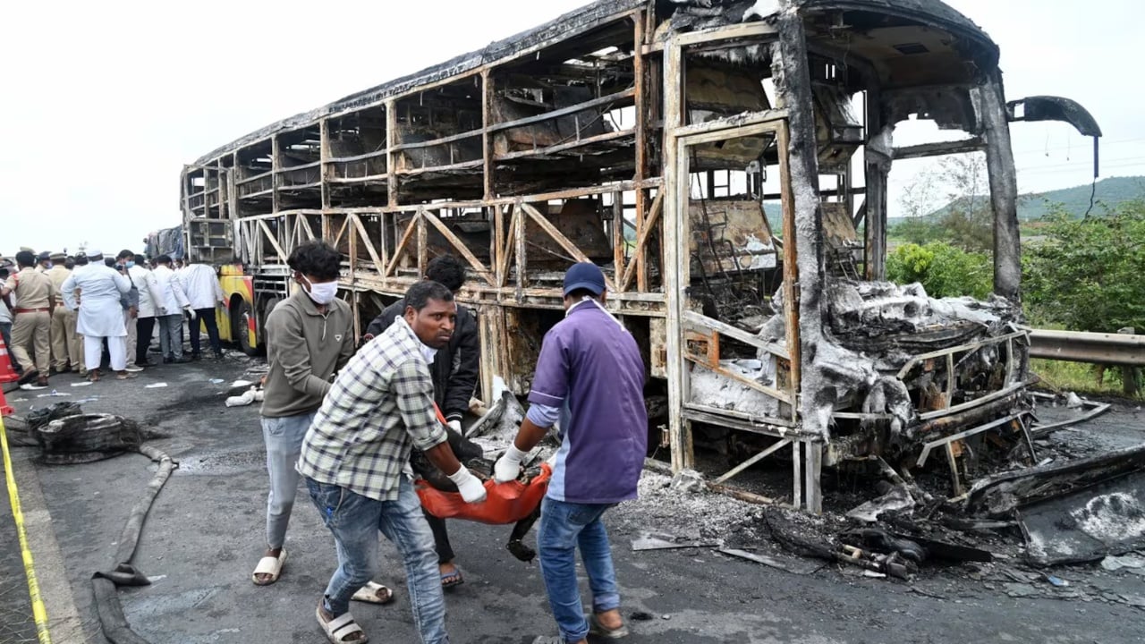Tragjedi në Indi/ Autobusi përfshihet nga flakët pas përplasjes me një motoçikletë, 25 viktima dhe dhjetëra të plagosur