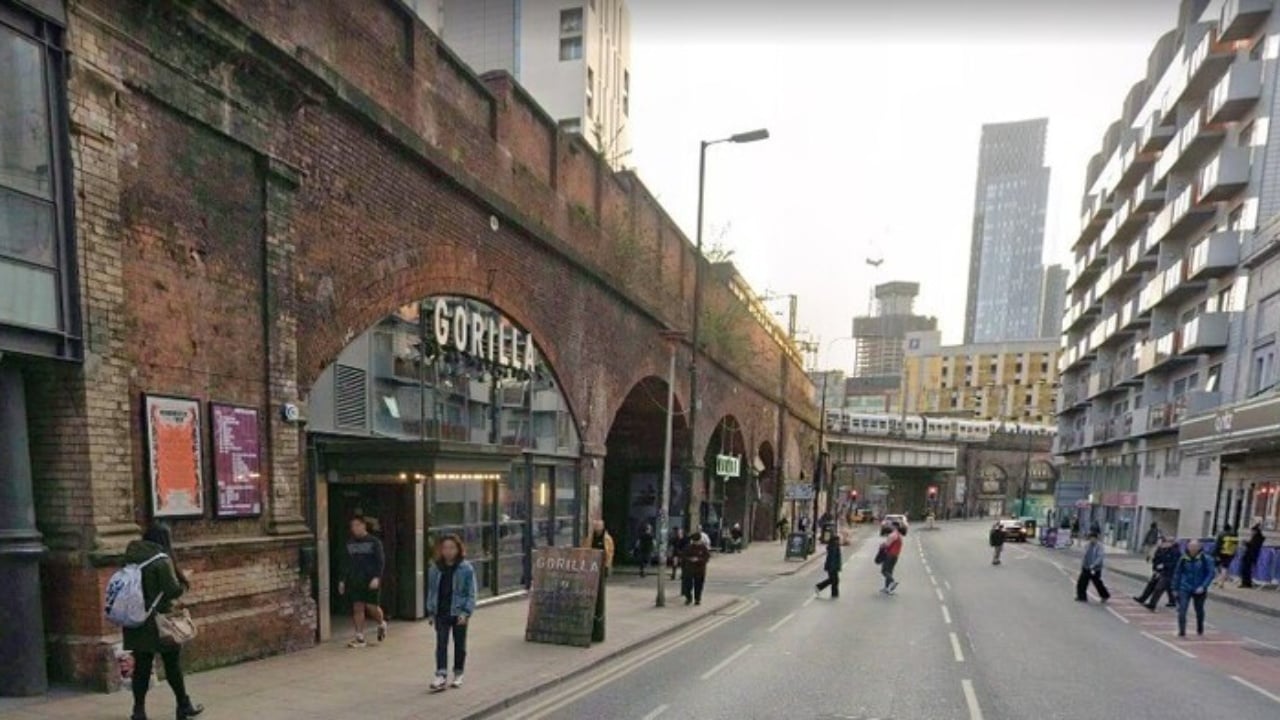 Tragjedi në Mançester/ Punonjësja 19-vjeçare e barit ndërron jetë, arrestime për substanca narkotike