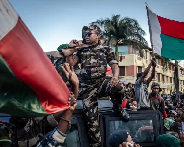 Trazira në Madagaskar/ Presidenca paralajmëron përpjekje për grusht shteti pas bashkimit të ushtarëve me protestuesit
