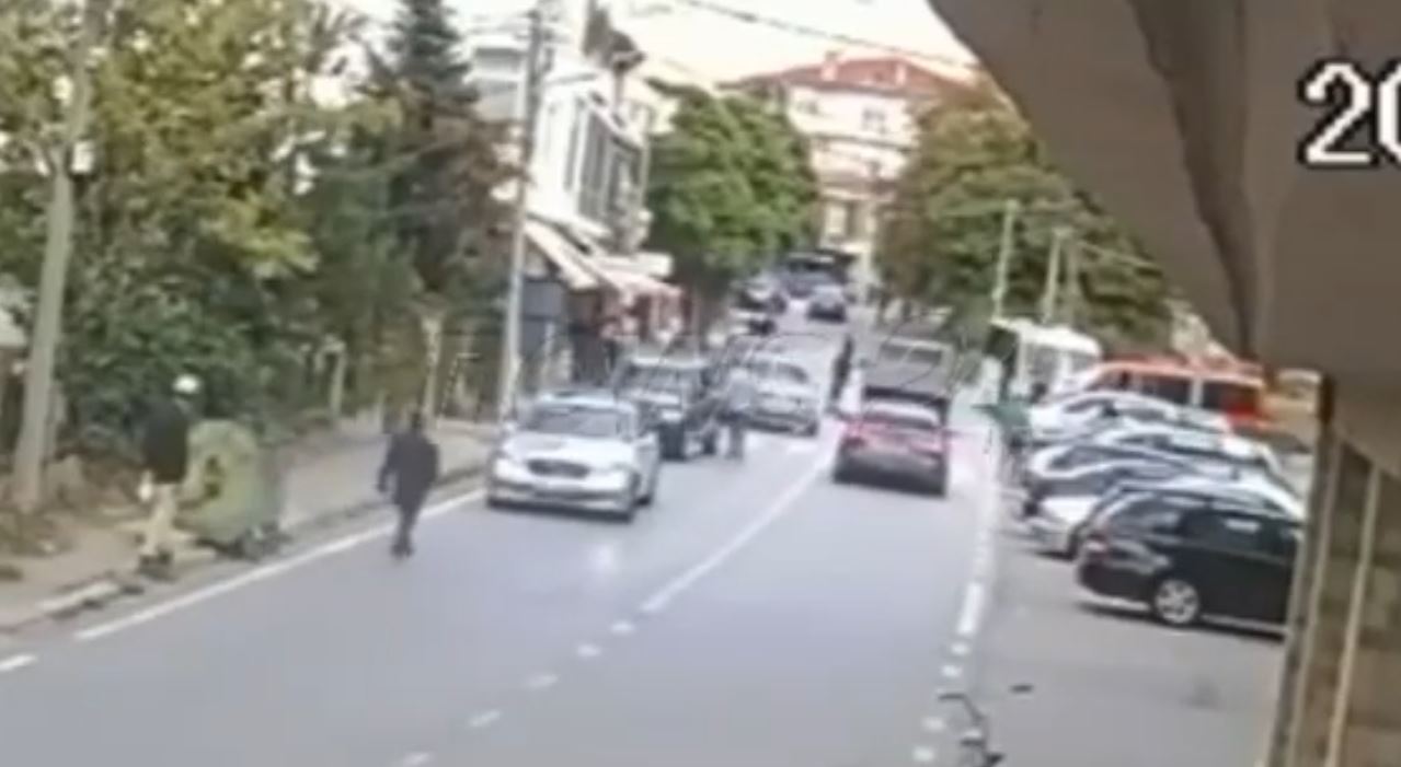 Tre persona dhunojnë me sende të forta 39-vjeçarin në Bilisht, ai plagos me thikë njërin nga autorët