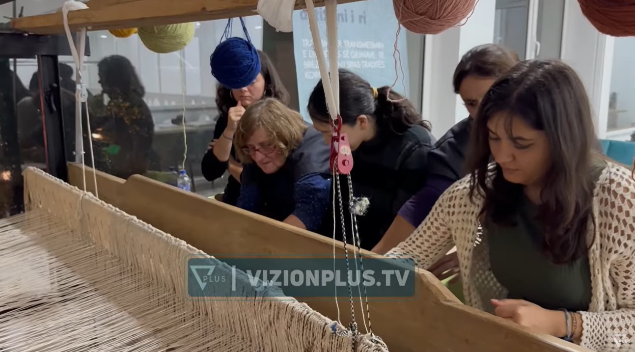 Tre të huaja thurin traditën, vajzat nga Turqia, Tajvani e Anglia mësojnë trashëgiminë kulturore shqiptare