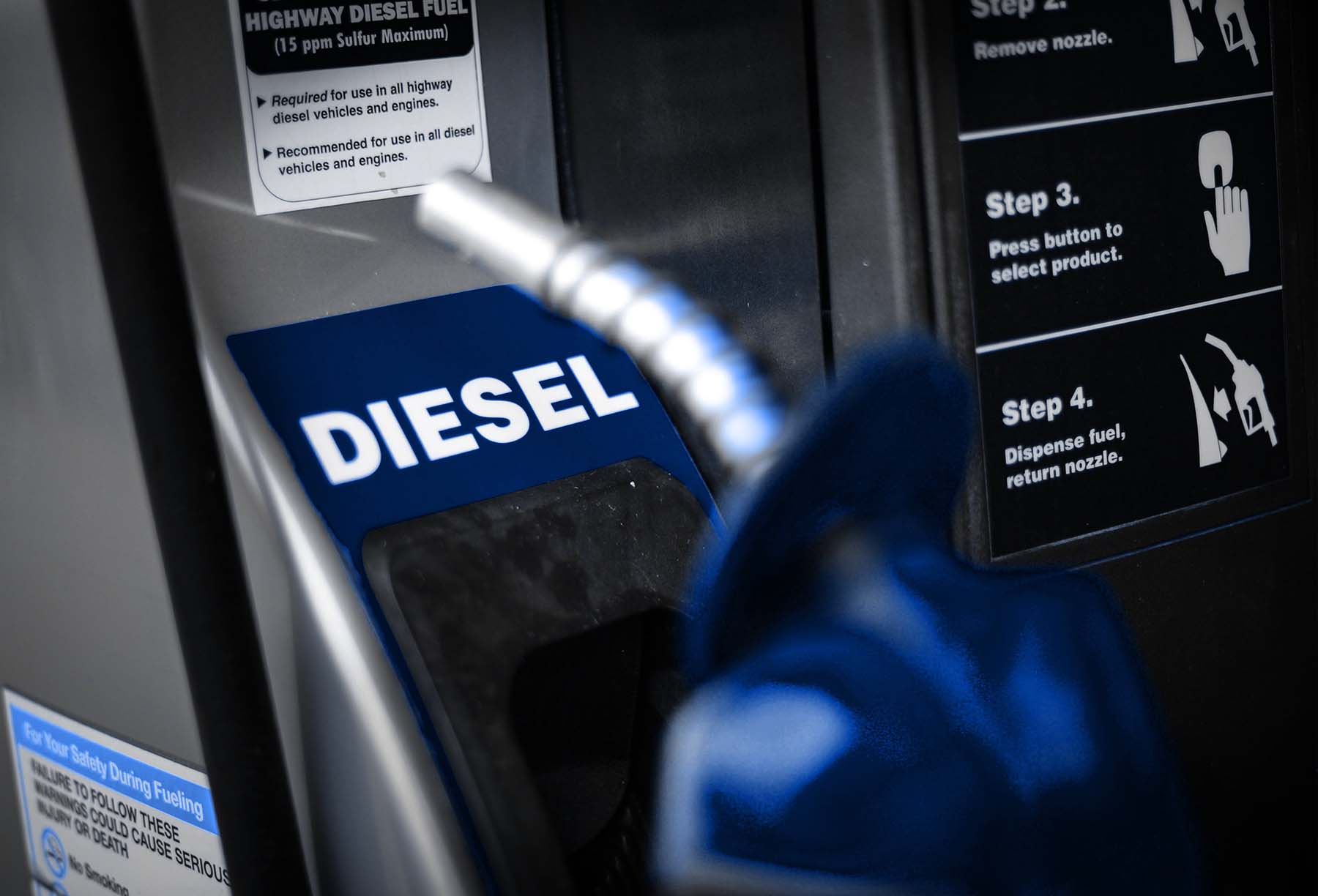 Tregjet globale lëvizin, por çmimet e derivateve në Kosovë mbesin të pandryshuara