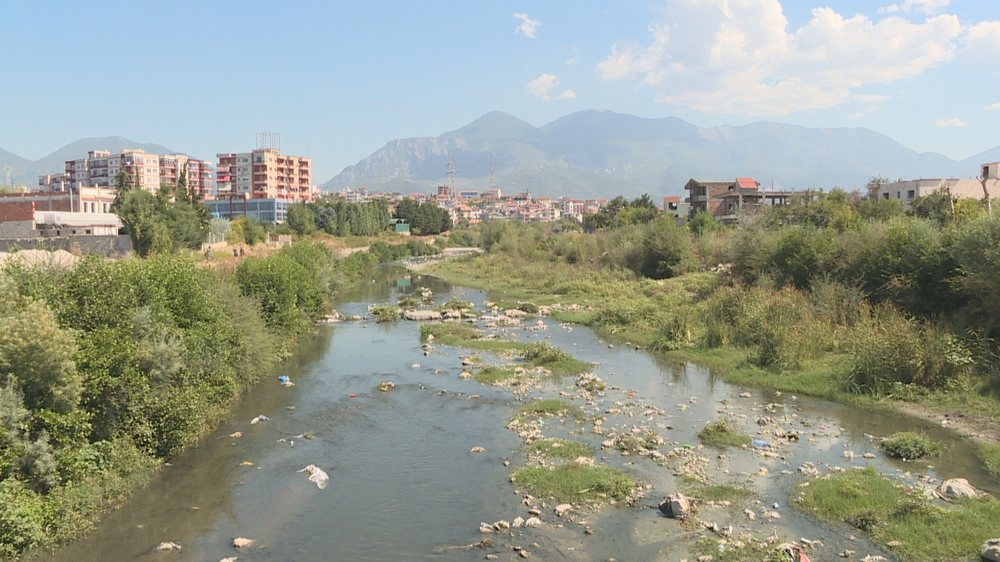 Tremben bizneset, ja si do funksionojnë gjobat për ndotësit
