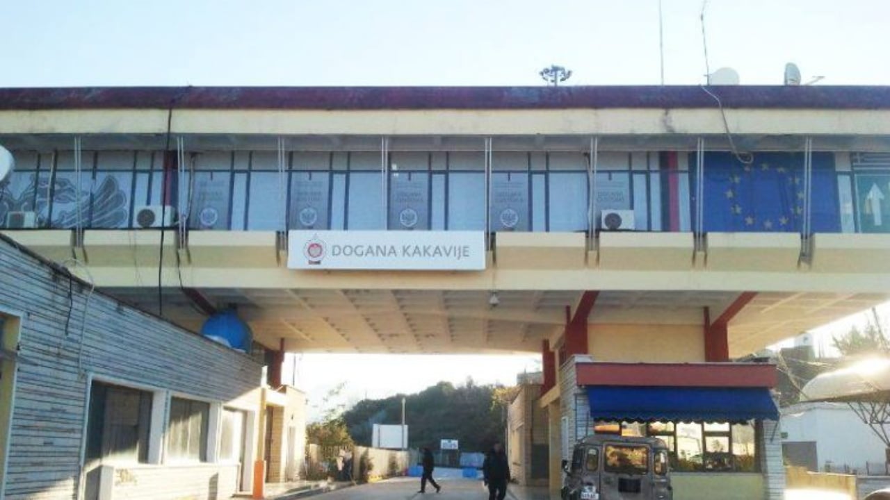 U kapën duke transportuar mallra të kontrabanduara nga Greqia, pranga dy shqiptarëve, shoqërohet edhe doganieri