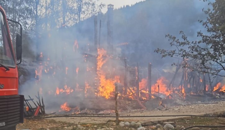U përfshi nga flakët, ja çfarë ka mbetur nga bujtina e drurit në Leskovik