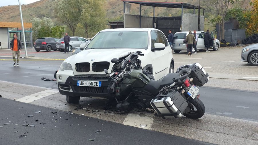 U përplasën nga një makinë në Pogradec-Korçë, turistët francezë dërgohen drejt Traumës