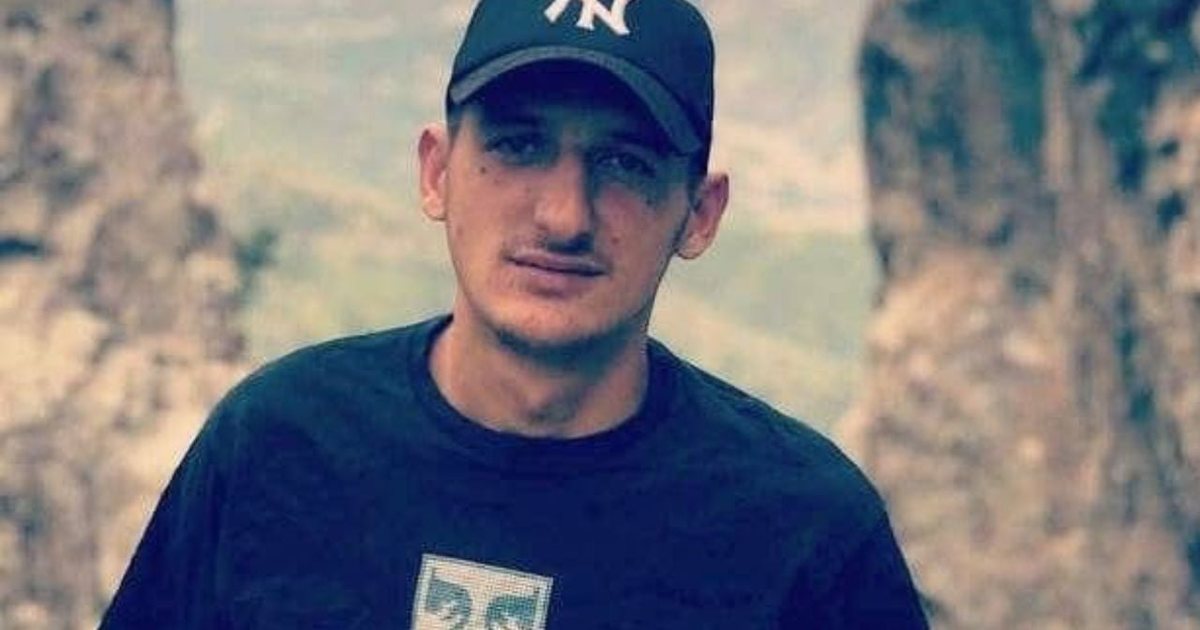 U vra pas sherrit për një kafe në lokal, del FOTOJA e Aranit Kurtit