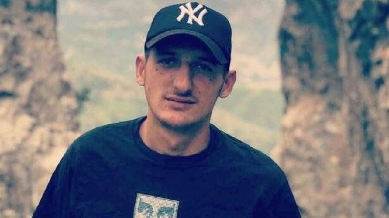 U vra pas sherrit për një kafe në lokal, del fotoja e të riut Aranit Kurti