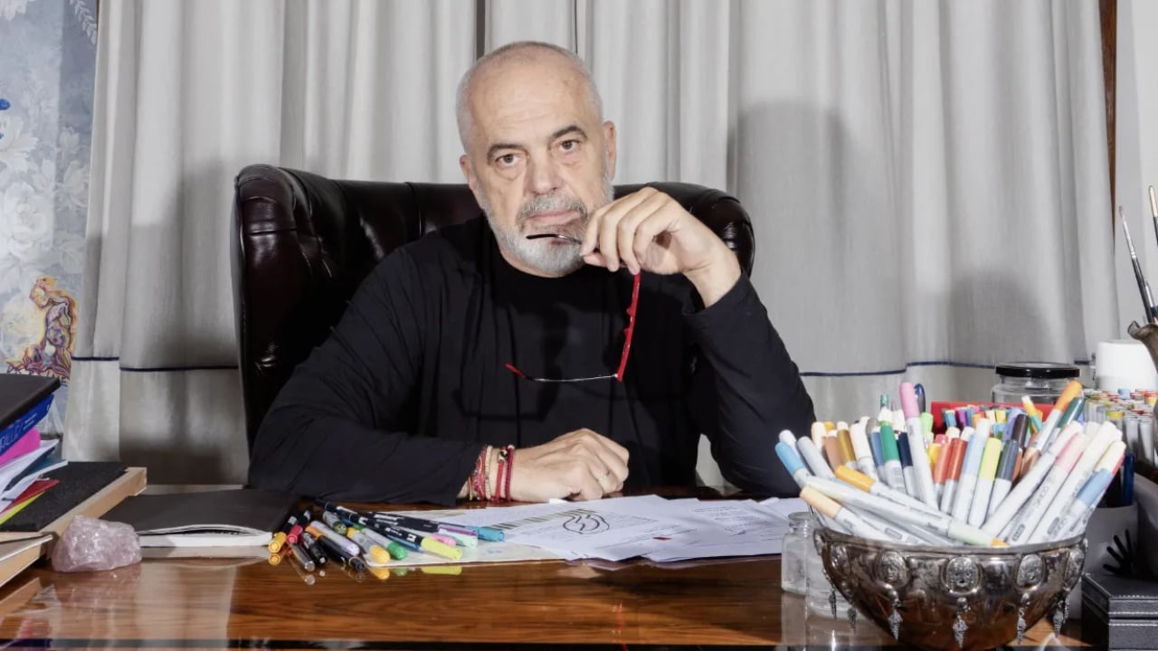 “Udhëheqësi artistik i Shqipërisë”/ “The Times” artikull kushtuar kryeministrit: Edi Rama mahnit galerinë me vizatimet e tij të ëndrrave me sy hapur