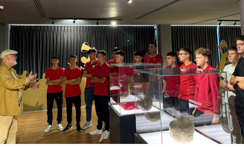 Udhëtim në historinë e futbollit shqiptar, vijojnë turet e vizitave në Muzeun e FSHF-së në “Shtëpinë e Futbollit”