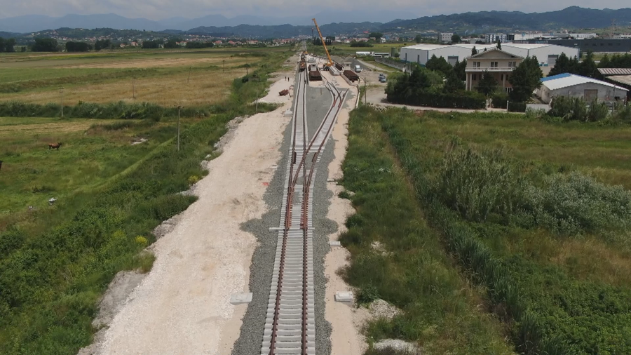 Udhëtime me tren deri në 120 km/orë, ja kur përfundon rehabilitimi i linjës hekurudhore Durrës-Rrogozhinë