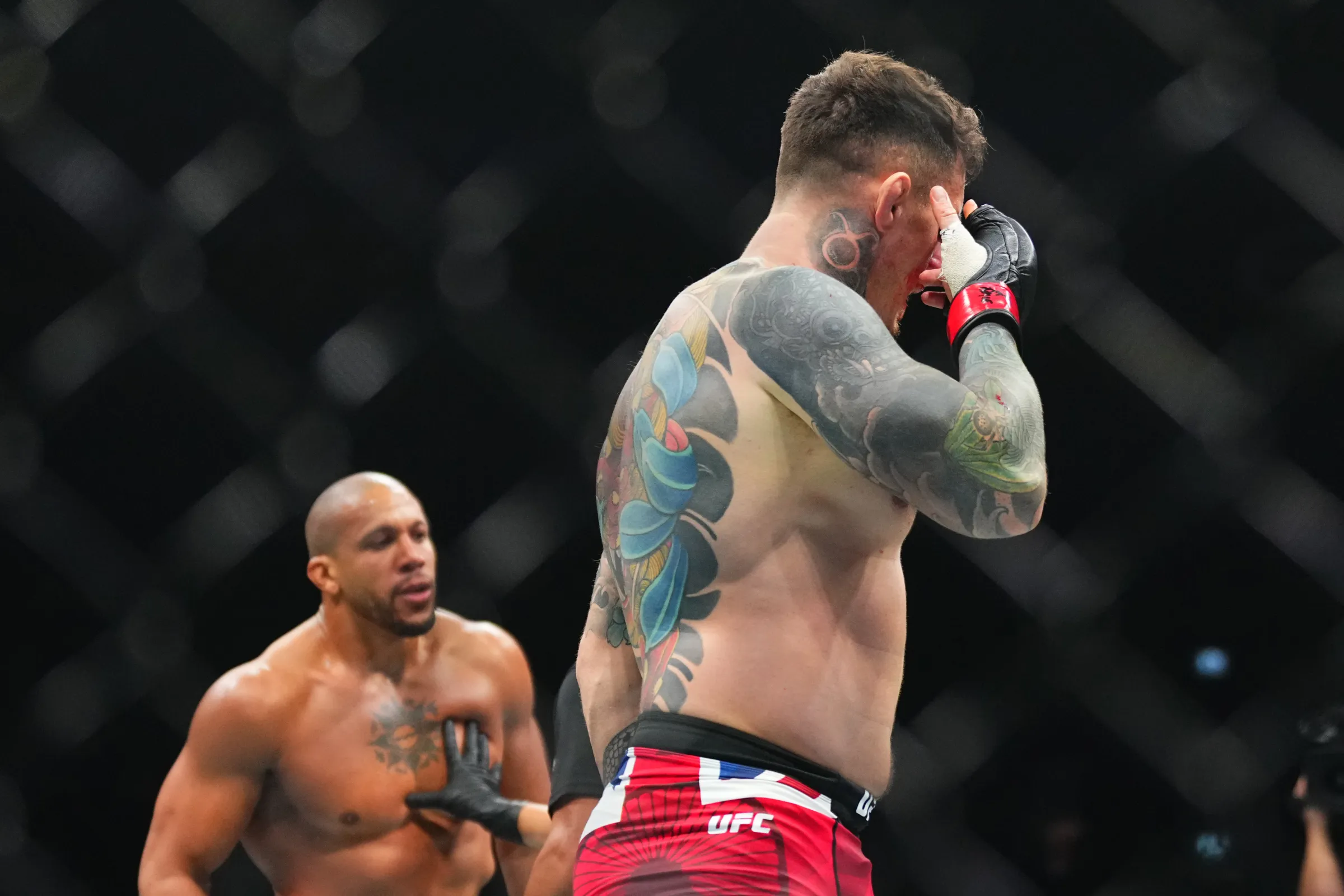 UFC-321/ Incidenti i papritur në kafaz, nuk ka fitues në duelin për titullin e peshës së rëndë