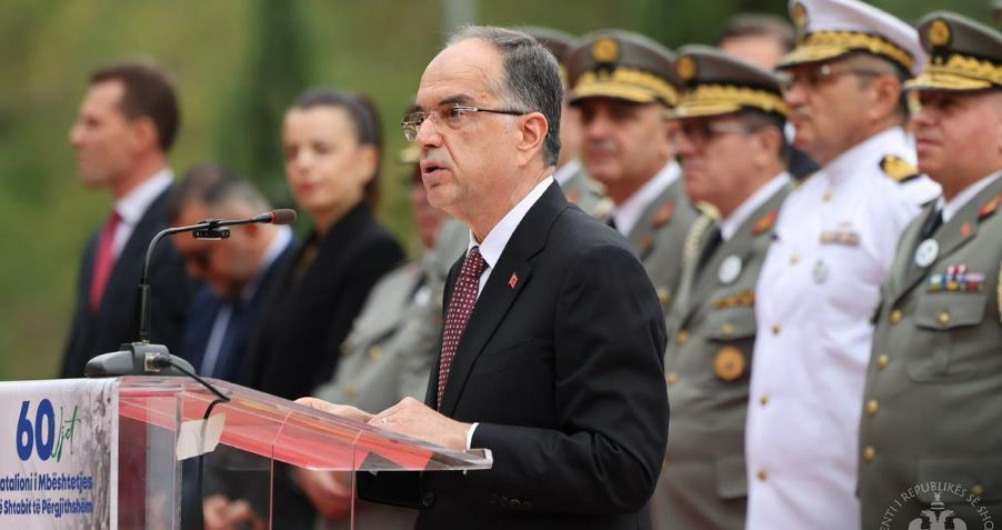 “Uniforma e ushtarakut shqiptar, simbol i disiplinës”/ Presidenti Begaj, i pranishëm në ceremoninë e 60- vjetorit…