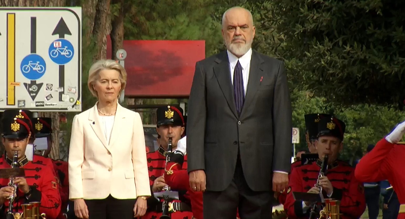 Ursula von der Leyen pritet me ceremoni zyrtare nga kryeministri Rama