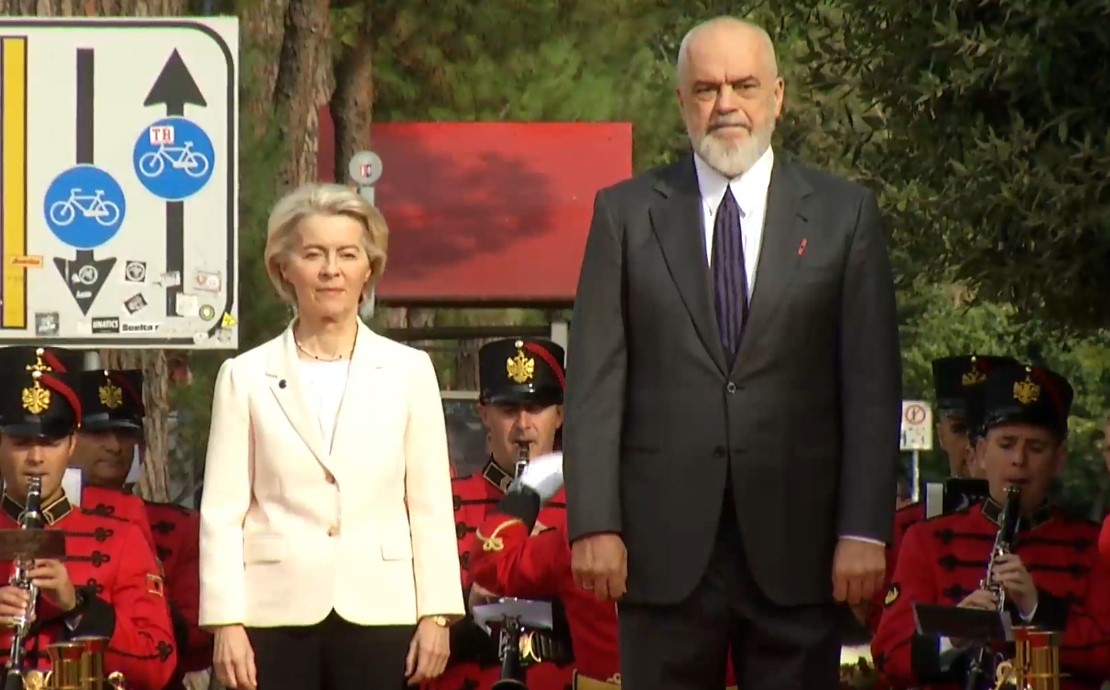 Ursula von der Leyen viziton Tiranën, pritet me ceremoni shtetërore nga kryeministri Rama