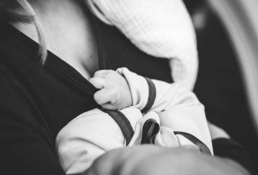 Ushqyerja me gji lidhet me mbrojtje afatgjatë imunitare kundër kancerit të gjirit