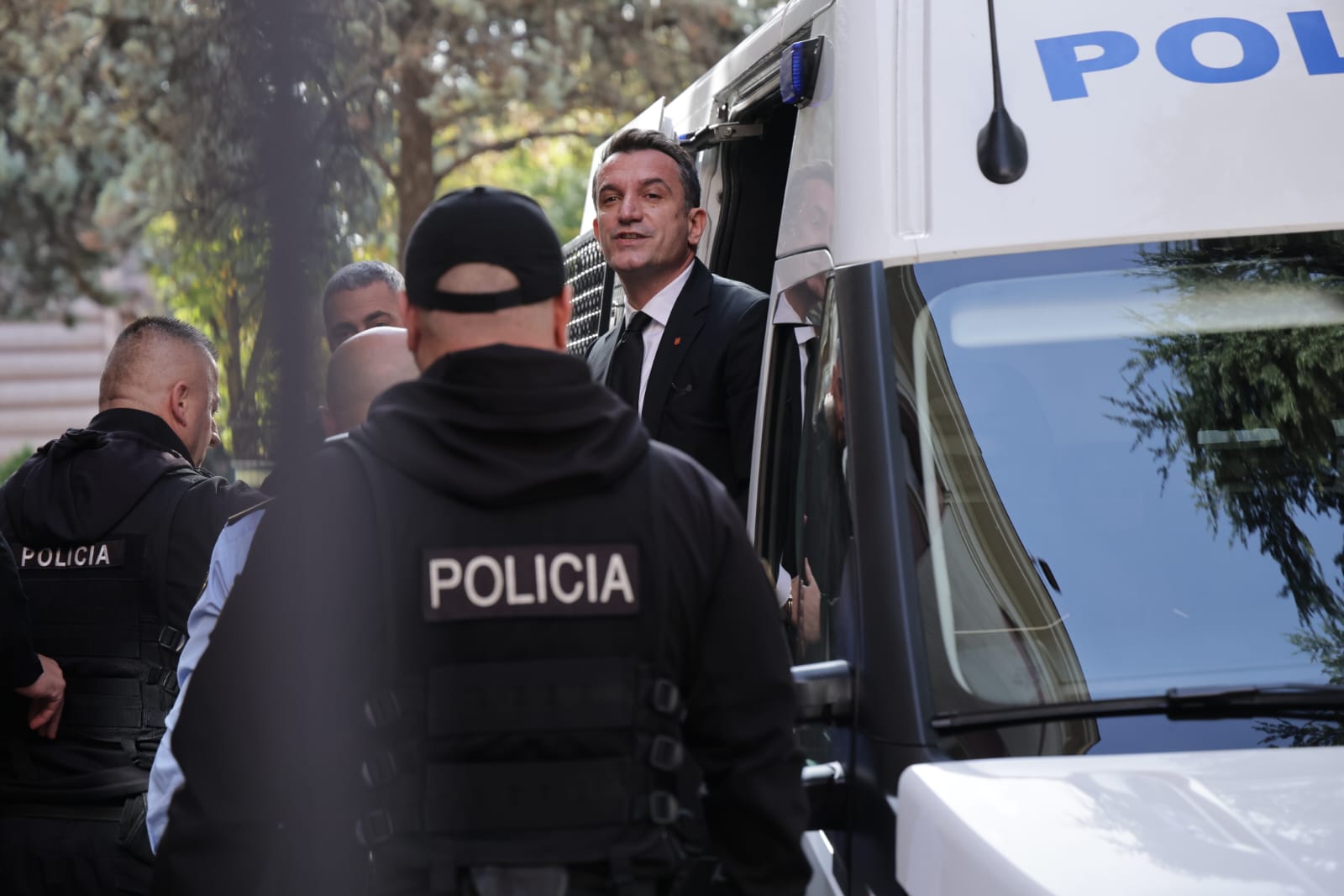 Veliaj mbërrin në Gjykatën Kushtetuese, del nga furgoni i policisë duke buzëqeshur