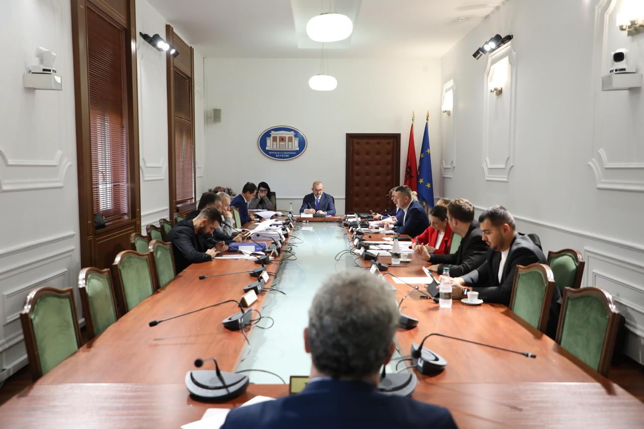 Vetëm dy gjinitë, “Mashkull dhe Femër”, Komisioni Ligjeve rrëzon nismën e PD-së për Gjendjen Civile