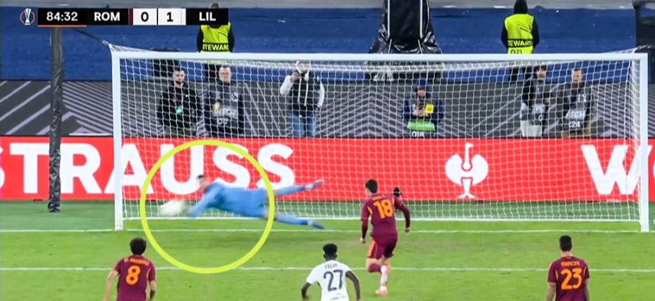 VIDEO/ Arbitri i përsërit penalltinë Romës tre herë, portieri i turpëron dhe i pret të gjithë 11-metërshat