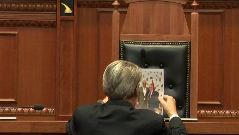 VIDEO/ Berisha në Kuvend tenton të vendosë foton e Ramës dhe McGonigal, Gogu e rrëzon me një të fryrë