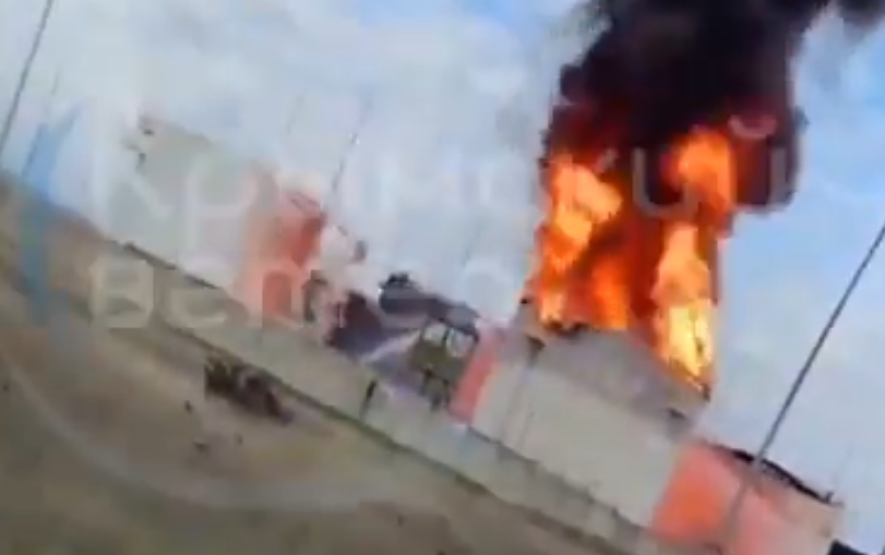 VIDEO/ Dronët ukrainas godasin depo nafte pranë bazës ajrore ruse në Krime, shpërthen zjarr masiv