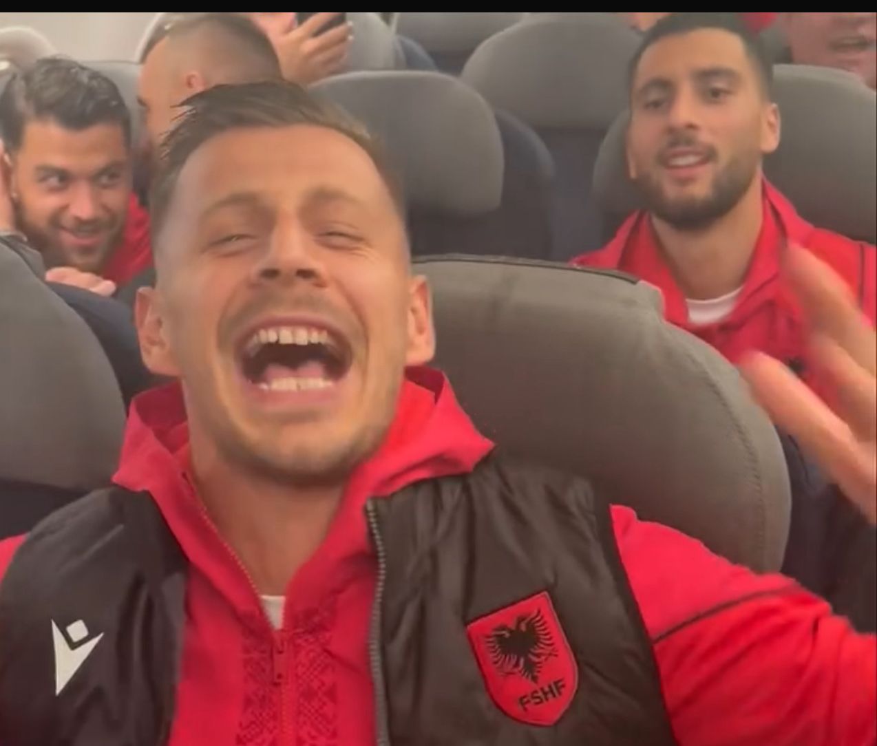 VIDEO/ Fitorja historike në Serbi, Kombëtarja kthehet në shtëpi duke kënduar këngën për Adem Jasharin