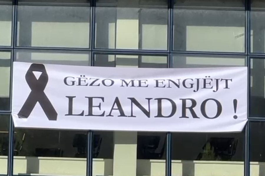 VIDEO / “Gëzo me Engjëjt Leandro!” Ditë zie në gjimnazin “Ali Demi” në Vlorë