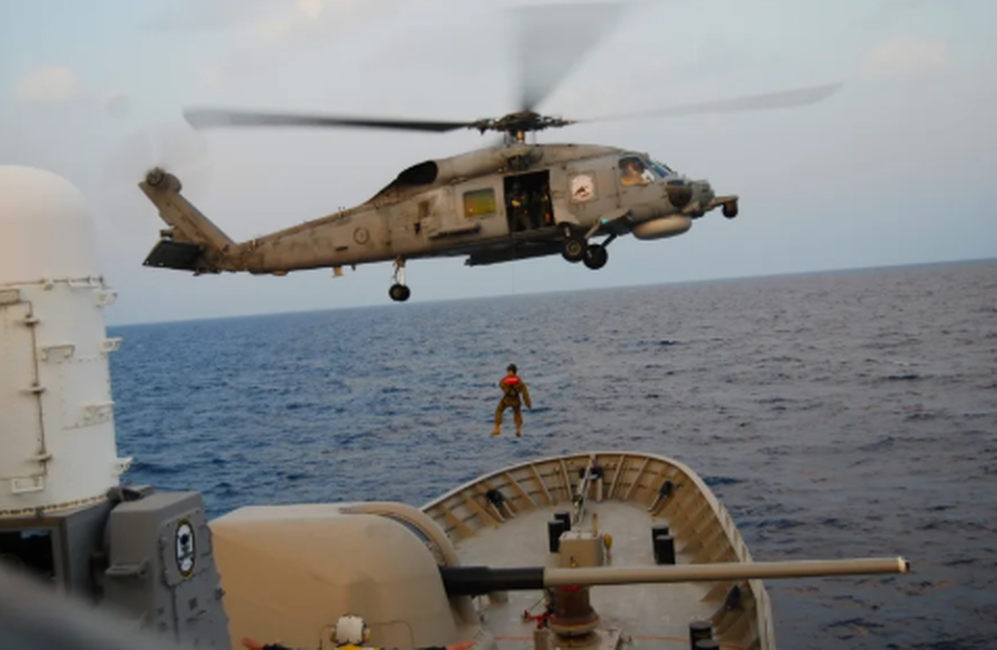 VIDEO / Greqia shpalos forcën: Tanke, helikopterë dhe anije në një skenar real lufte…