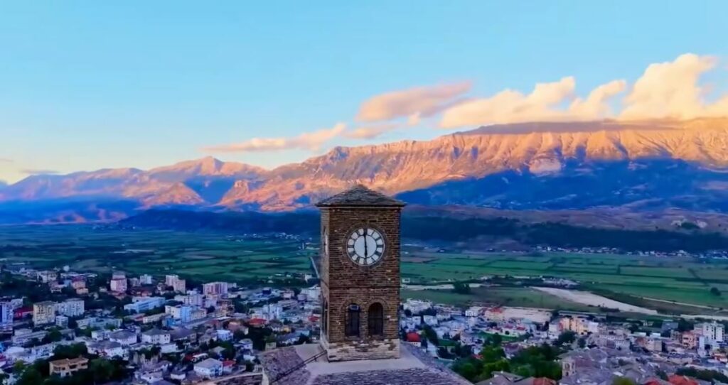 VIDEO / “I rijetëzuar”, Rama publikon pamje nga sahati i restauruar në Gjirokastër