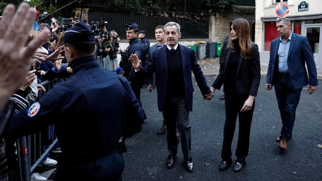 VIDEO / Ja si hyn një ish-president me këmbët e veta në burg!