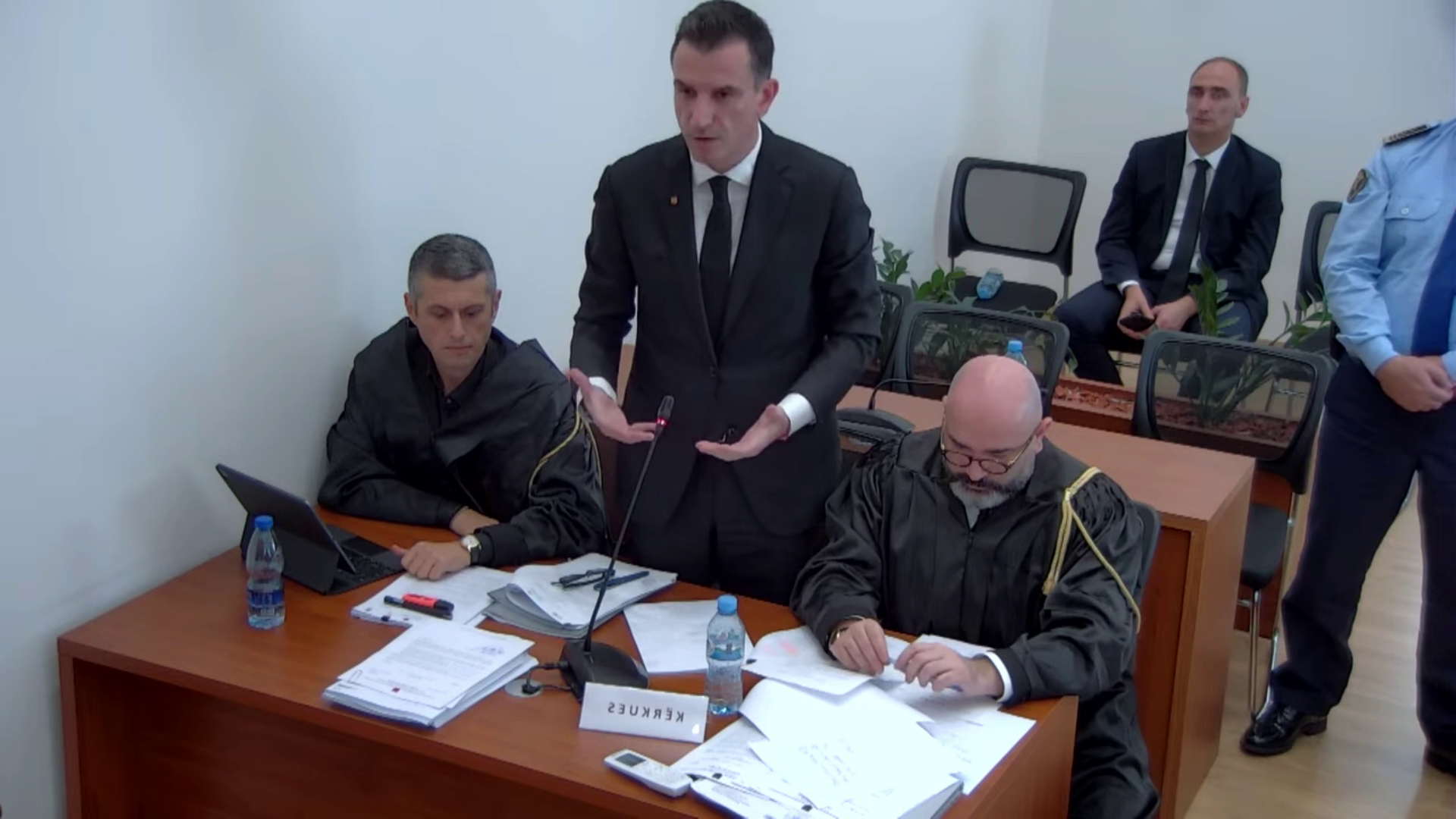 VIDEO-LAJM/ Masat e sigurisë brenda Kushtetueses, efektivi i policisë ngrihet në këmbë sa herë Veliaj i përgjigjet pyetjes së gjyqtarëve