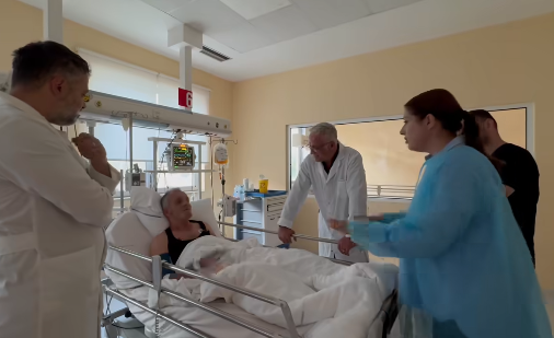 VIDEO / Manastirliu viziton Agustin Kolën, legjendën e futbollit të Tiranës: Të shkuara kampion!