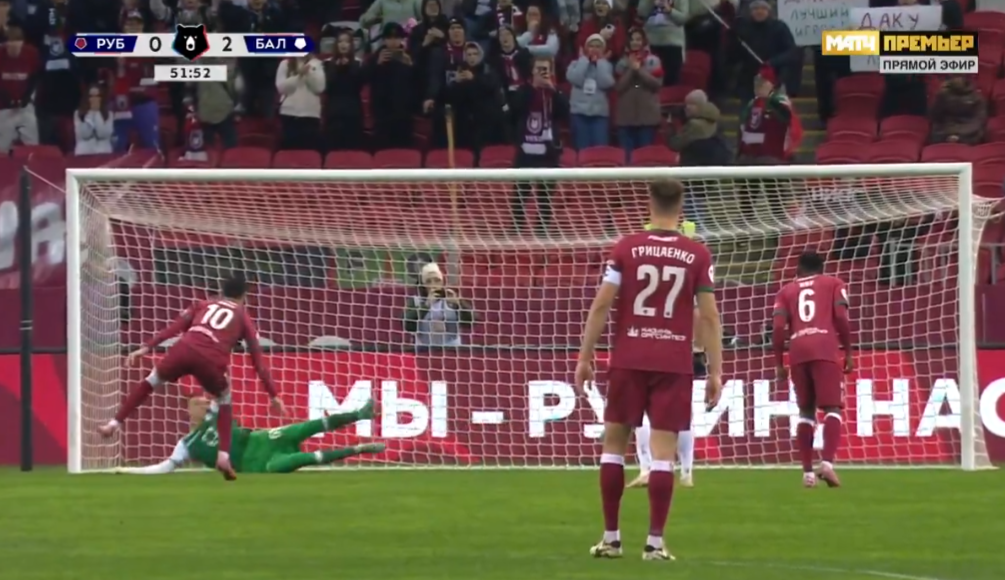 VIDEO/ Mirlind Daku humb duelin me portierin, forca nuk u mjafton për të shënuar penalltinë