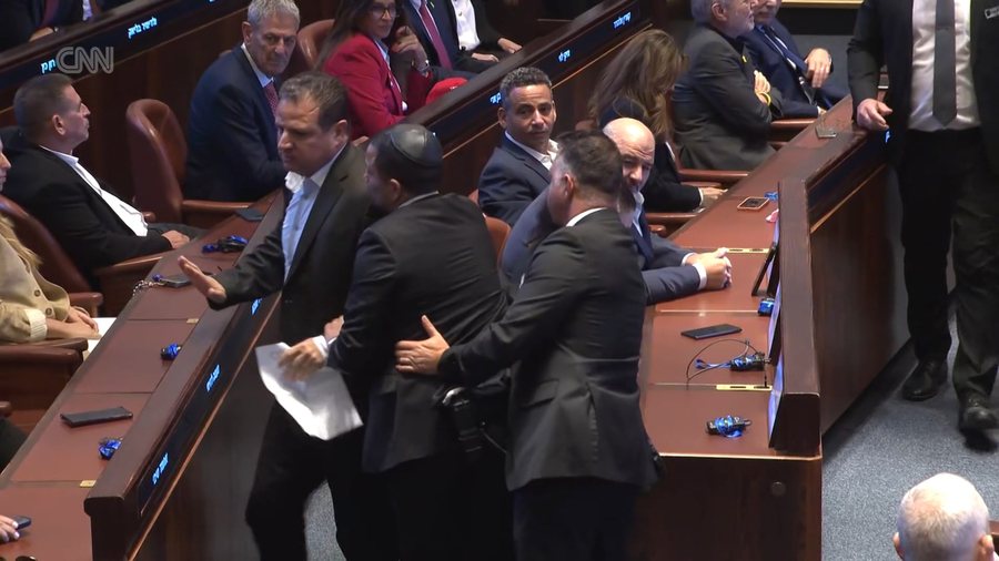 VIDEO/ ”Njihni Palestinën”, anëtari i parlamentit të Izraelit proteston kundër Trump, nxirren jashtë dy deputetë