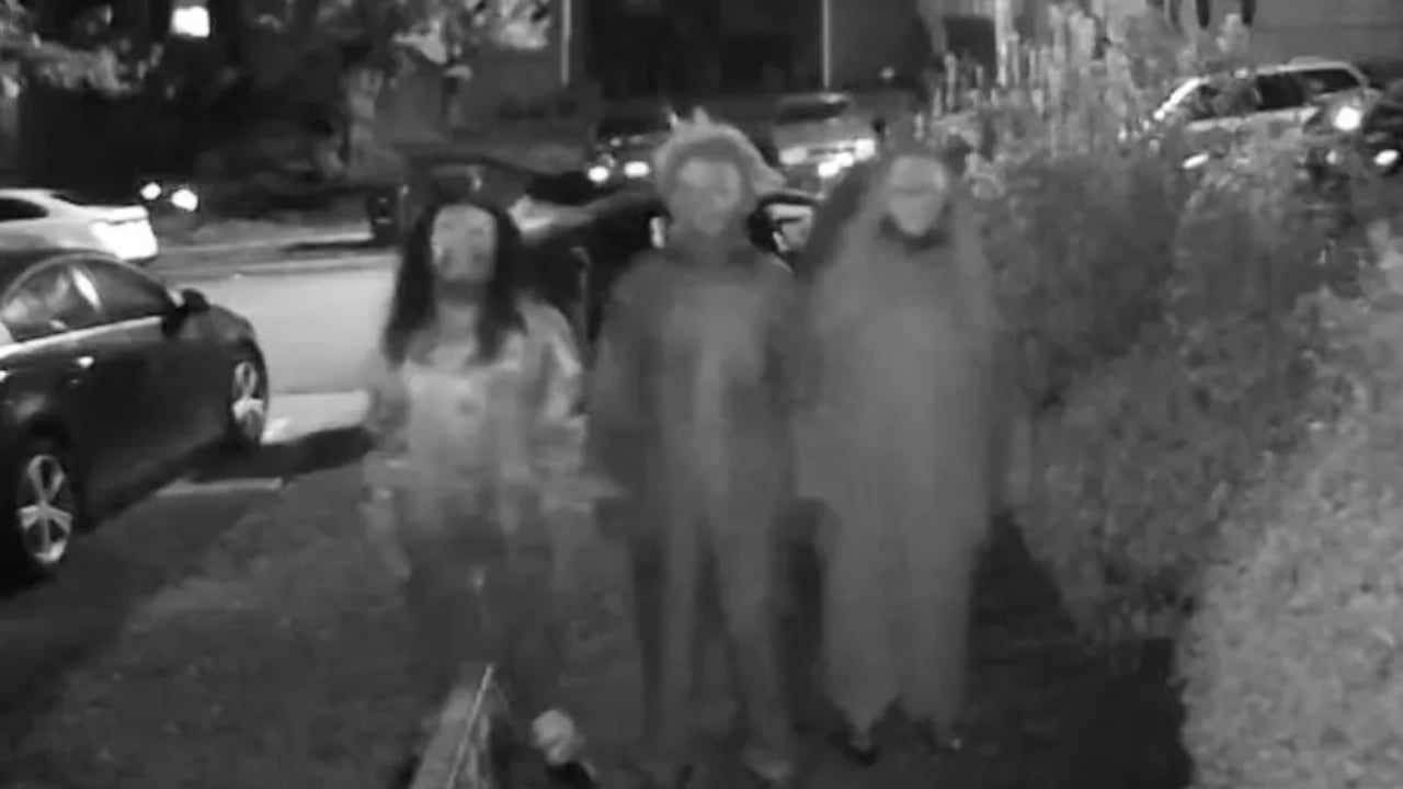 Video/ Pamje shqetësuese para hyrjes së banesës, tre persona të maskuar kërcënojnë me vdekje një grua dhe fëmijët e saj