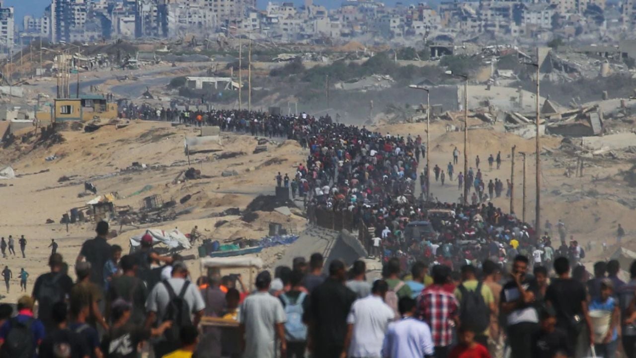 VIDEO/ Pas tërheqjes së forcave izraelite, mijëra palestinezë fillojnë të rikthehen në Gaza