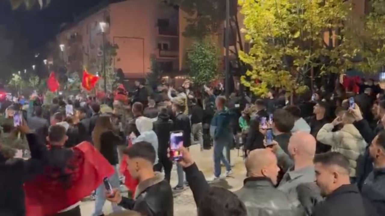 Video/ Po ndiqnin ndeshjen e kombëtares, incident me armë në qendër të Prishtinës, arrestohet autori