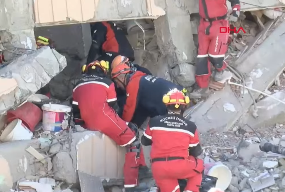 VIDEO/ Stambolli në ankth, shembet ndërtesa shtatëkatëshe, familjet mbeten nën rrënoja