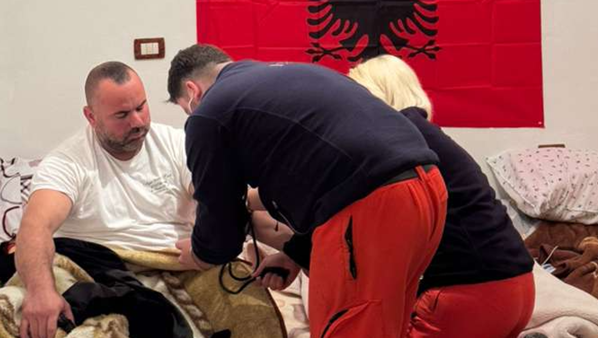 VIDEO / Tre grevistë në Marinëz shfaqin probleme shëndetësore, u jepet ndihma mjekësore