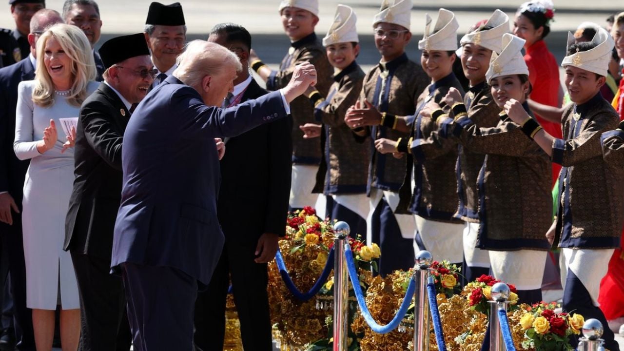VIDEO/ Trump e nis turin e aziatik me kërcim, kreu i Shtëpisë i bashkohet valltarëve malajzianë sapo zbret nga avioni presidencial