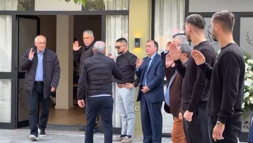 VIDEO / Trupi i pajetë i gjyqtarit Kalaja shkon në Shkodër, mbahen homazhe sipas traditave të veriut