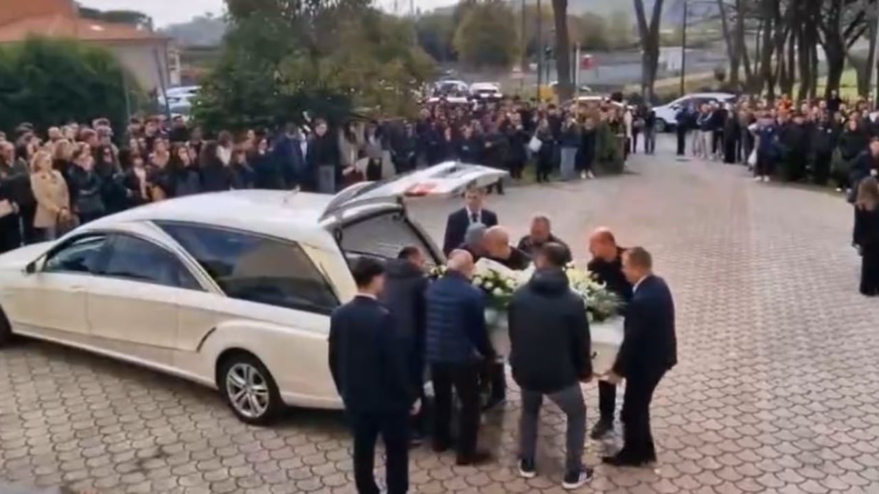 Video/ Vdiq në rrethana ende të paqarta, i jepet lamtumira e fundit 19-vjeçarit shqiptar që ndërroi jetë në Itali